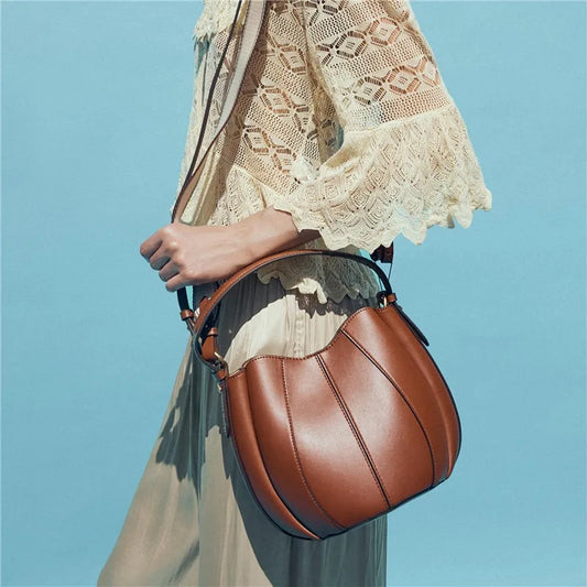 Fashionable bucket bag, designer single-shoulder handbag, luxurious crossbody bag, wallet with detachable pocket